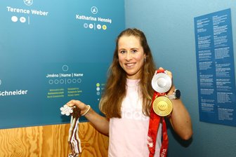 Premiere und Abschied 2025: Zwei Olympiasieger verewigen sich an der legendären Oberwiesenthaler Medaillenwand - Katharina Hennig Dotzler brachte ihre Medaillen zum Pünktchenkleben mit ins Wintersportmuseum.