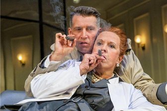 Premiere von "Die Physiker" in Chemnitz: Regisseur inszeniert "das Stück der Stunde" - Dr. Mathilde von Zahnd (Susanne Stein) versucht Kommissar Richard Voß (Marko Bullack) einzuwickeln, denn sie hat Geheimnisse.
