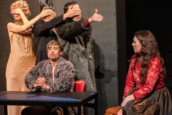 Premiere von „Jelisaweta Bam“ in Plauen: „Keine Angst vor Humor in schlimmen Zeiten“ - Hanif Idris (Mitte) als Iwan Iwanowytsch mit Elisa Ender als Jelisaweta. Das Foto entstand bei den Proben.