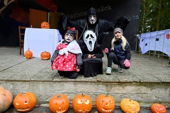 Premiere von Kürbisleuchten in Schöneck ein voller Erfolg - Viele Besucher war kostümiert zum ersten Schönecker Kürbisleuchten in den Stadtpark gekommen.