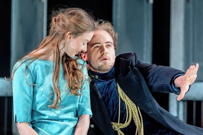 Premiere von Schiller-Drama mit Appell an die Jugend - In dem Trauerspiel spielt Nadja Schimonsky die Luise, als Ferdinand steht Benedict Friederich auf der Bühne. 
