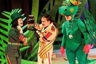 Premiere von Urmel aus dem Eis in Plauen: Weihnachtsstück aus dem Wunderland - Yasmin Dengg als Diener in Nussknacker-Uniform. Philipp Rosenthal mimt den König und Laura Götz ist Urmel (von links).