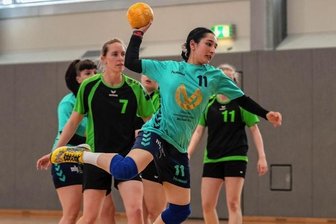 Premiere vor heimischen Fans - Amrit Bola (M.) und die Peniger Handballerinnen freuen sich auf ihr Heimspiel am Samstag. Die Männer wollen den ersten Sieg.