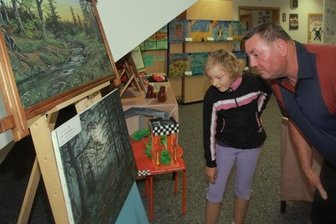 
              <p class="artikelinhalt">Die Kunst-Ausstellung zum 1. Kultursommer am Auersberg in Sosa erfreute sich großer Beliebtheit. Auch Lucie Huber und ihr Opa Gerhard Unger schauten sich die Exponate im Dachgeschoss des Feuerwehrdepots an. </p>
            