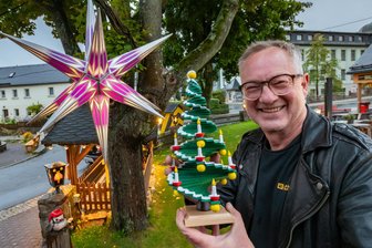 Premieren im Erzgebirge: Seiffener Sternenmarkt startet mit Regionalrekordversuch - Seit zehn Jahren veranstaltet Tino Günther den Seiffener Sternenmarkt. Trotz Kritik ist der Markt längst Tradition.