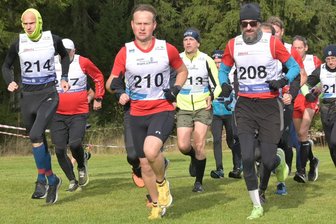Premieren und Probleme beim Herbstcrosslauf des SV Grünbach - Trotz gefühlt winterlicher Temperaturen gingen beim Herbstcross in Grünbach wieder über 100 Athleten an den Start. Hier starten sie teilweise in kurzer Sportkleidung über die zehn Kilometer.