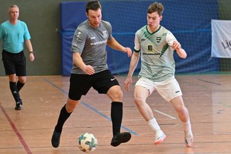 Premierenausgabe des Marx Städter Hallenpokals wird zum vollen Erfolg - Robin Menzel (links) vom gastgebenden SV Wilkau-Haßlau gelang als Zweiter seiner Vorrundengruppe mit seiner Mannschaft der Sprung in die Endrunde am kommenden Samstag.