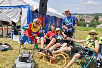 Premiumblick zum Sachsenring - Felicitas Rossel mit Freund Simon Scheuermann, Bruder Julian und Papa Uwe sind nach ihrer ersten Nacht auf dem Ankerberg bester Dinge. Zeltplatz-Nachbar Marco Grünberg (links) hat sich den Rasenmäher ausgeborgt.