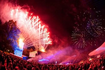 Pressefest 2018: Strahlende Fans bei Sonne satt - Hinter dem Feuerwerk steckt der Pyrokünstler Enrico Oswald aus Eibenstock.