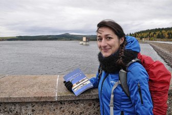 „Preßnitz lebt“: Autorin berichtet über versunkene Stadt im Erzgebirge - Veronika Kupková mit dem Buch „Preßnitz lebt“ an der Preßnitz-Talsperre. Das Bild entstand 2019.