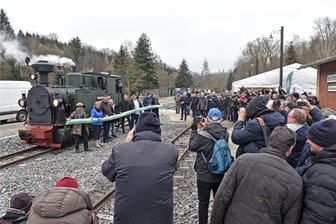 Preßnitztalbahn bis Wolkenstein: Zukunftspläne besiegelt ab sofort ein Dokument - Trassensicherung heißt das aktuelle Ziel. Vier Bürgermeister und die Betreiber der Pressnitztalbahn sowie Ministerin Barbara Klepsch (2. v. l.) haben sich dazu bekundet. Unzählige Schaulustige verfolgten den Festakt auf dem kleinen Bahnhof.