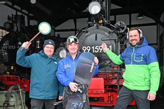 Preßnitztalbahn dampft wieder: Was Besucher in der neuen Saison erwartet - Die Preßnitztalbahn hat am Wochenende wieder einen Partyzug für die Après-Ski-Party bereitgestellt. Zu den Organisatoren gehören Geschäftsführer Gerald Seifert, Gastwirt Dave Weber und Dj Alexander Vogel (v. l.).