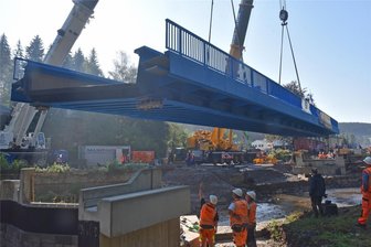 Preßnitztalbahn: Millionenprojekt nimmt große Hürde - Mitarbeiter der Firma Sächsische Bau GmbH bewerkstelligen den Einhub mit zwei Baukränen.