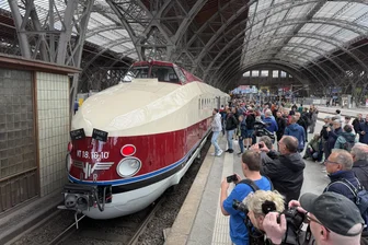 Prestigezug der Reichsbahn startet nach Restaurierung wieder zu Sonderfahrten - Am Leipziger Hauptbahnhof legte der Triebzug auf dem Weg von Halberstadt nach Radebeul einen kurzen Zwischenhalt ein. Der Bahnsteig war voll von Eisenbahnfreunden, die den Zug sehen wollten.