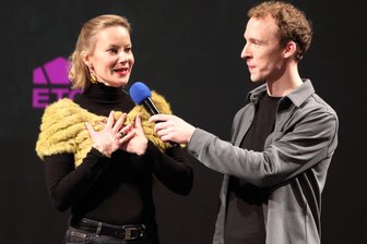 Preview des Erzgebirgskrimis: So reagiert Teresa Weißbach auf eine unangenehme Frage - Teresa Weißbach wird auf der Bühne des Winterstein-Theaters von Jakob Schaarschmidt interviewt.