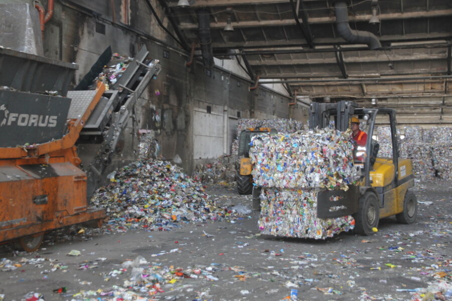 Die Firma Prezero Pyral hat in Mittweida Abfälle aus der Gelben Tonne gesammelt und sortiert. Die Abfälle wurden in Form gepresster Ballen angeliefert, wie dieses Foto zeigt, das bei einem Betriebsrundgang der "Freien Presse" 2016 entstand.