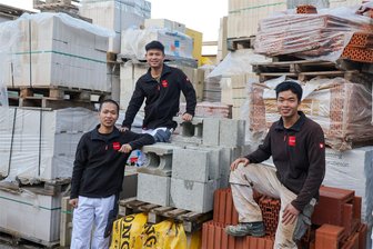 „Prima Kerle“ aus Vietnam für Hohenstein-Ernstthal: Baufirma holt sich Maurer-Nachwuchs in Fernost - Anh (23), Cuong (35) und Dat (25, v. l.) sind drei der insgesamt fünf jungen Vietnamesen, die nach erfolgreicher Ausbildung inzwischen bei der Firma Lindner eingestellt wurden. Sie wohnen in einer WG auf dem Firmengelände.