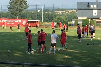 Prima Klima und eine dicke Personaldecke - Die Spieler des Ebersbrunner SV beim Training für die neue Saison. Erstmals gehen die Westsachsen mit einer 3. Mannschaft an den Start.