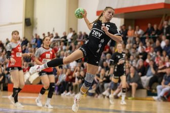 "Prima Werbung für den Jugendhandball" - Cara Herfurth hat sich am Samstag in der gut gefüllten Sporthalle Neuplanitz mit acht Treffern als beste Zwickauer Torschützin im Final-Rückspiel gegen Hannover-Badenstedt erwiesen.