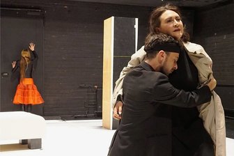 Primadonna Weiß-del Rio: Letzte Opernpremiere nun erst in Freiberg - Sängerin Leonora Weiß-del Rio (r.), Tänzerin Aya Sone und Tänzer Lorenzo Malisan bei einer Probe zum Operneinakter "Die menschliche Stimme" in Freiberg.