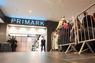 Primark öffnet Filiale in Dresden: Massenanstrum bleibt aus - Neue Primark-Filiale in Dresden: Der erwartete Kundenansturm blieb aus.