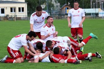 Primus agiert eiskalt und jubelt weiter - Die Spieler des TSV Flöha haben mittlerweile Übung im Torjubel. Sie markierten in der laufenden Saison bereits 53Treffer. Hier freuen sich die TSV-Kicker über das zwischenzeitliche 3:0 gegen den SV Geringswalde/Schweikershain, das Kevin Gersonde erzielt hatte. 