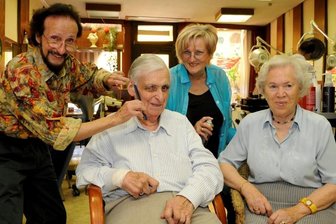 Prinz Albert besucht Salon Albert - Hoher Besuch im Salon Albert. Traudel und Tilo Albert pflegen zu Albert Prinz von Sachsen Herzog zu Sachsen und dessen Frau Elmira schon lang Kontakte. Jetzt bedankte sich Traudel Albert noch einmal herzlich für die jüngst zum 50-jährigen Geschäftsbestehen übermittelten Glückwünsche.