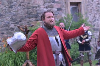 Prinzenraub-Spektakel vor Neuauflage: So geht es auf der Schlossruine Hartenstein weiter - Elias Heyn aus Hartenstein spielt im Theaterstück „Der Prinzenraub - ein tragisches Narrenspiel“ Kunz von Kaufungen. Die Aufführungen sollen 2026 eine Neuauflage erleben.