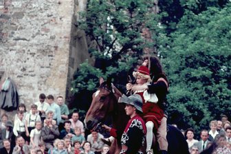 Prinzenraub-Trickfilm: Aufführung wird wegen großer Nachfrage in die Hartensteiner Schule verlegt - Historisches Foto von der Prinzenraub-Aufführung in der Schlossruine Hartenstein.