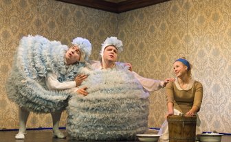 Prinzessin über Nacht - Gut im Futter: Die "Täubchen" Hansi (Matthias Wagner, links) und Klaus (Timon Schleheck) helfen Aschenbrödel (Nadine Aßmann) beim Trennen von guten und schlechten Linsen. Nicht nur sie sorgen für heitere Stimmung beim Weihnachtsmärchen am Vogtlandtheater.