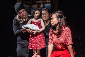 Prinzessinnenträume am Chemnitzer Figurentheater - Begegnung mit sich selbst: die Puppenspielerinnen Linda Fülle und Keumbyul Lim sowie Ngoc Bích Pfaff (von links), die im Dialog mit ihrem jüngeren Ich ist. Die Produktion ist ein Beitrag des Figurentheaters Chemnitz im Rahmen des bundesweiten Theaterprojekts "Kein Schlussstrich!.. 
