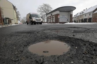 Prioritätenliste für Straßen steht - Die Schlachthofstraße erhielt zwar zwischen Zwickauer Straße und Feuerwache eine neue Decke. Doch zwischen Dr.-Breitscheid- und Cunsdorfer Straße präsentiert sie sich als Kraterlandschaft. Wegen fehlender Eigenmittel findet sich der Abschnitt nur auf Platz 6 der Prioritätenliste.