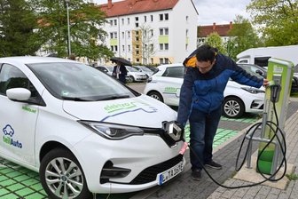 Privat mobil ohne eigenes Auto - Private Mobilität im Wandel: Martin Schmidt, Leiter des Chemnitzer "teilAuto"-Büros, lädt ein Fahrzeug mit Elektroantrieb an der Ladestation der Chemnitzer Siedlungsgenossenschaft in der Alfons- Pech-Straße 21. 