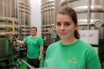 Privatbrauerei im Erzgebirge: 21-Jährige braut nun als Meisterin an der Seite ihres Vaters - Mit Braumeisterin Vanessa Fiedler, der Tochter von Firmenchef Thomas Fiedler, steht in der Privatbrauerei in Oberscheibe bereits die dritte Generation gut ausgebildet bereit.