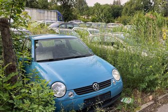 Private Autodeponie in Zwickau? Ex-OB-Kandidat im Rechtsstreit mit den Behörden - Dicht an dicht stehen die Autos auf zwei Grundstücken an der Wildenfelser Straße. Die meisten wurde schon längere Zeit nicht bewegt, sie sind regelrecht eingewachsen.