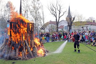 Private Hexenfeuer in Freiberg und Umgebung: Was ist zu beachten? - Ob bei privaten oder öffentlichen Hexenfeuern wie hier 2022 in Hilbersdorf gibt es viel zu beachten.