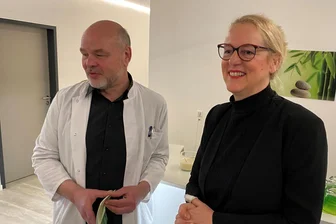 Private kardiologische Praxis in Reichenbach nimmt wieder Patienten an - Spinnen am Praxen-Standort in der Nähe des Reichenbacher Obi einen guten Faden: Schmerztherapeutin Dr. Gabriela Ehrig und Kardiologe Peter Walther.