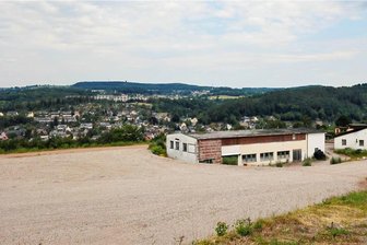 Privateigentümer finanziert Bebauungsplan: Auf brach liegender Fläche in Schwarzenberg könnten Wohnhäuser entstehen - Schneeberger Straße 40 in Schwarzenberg: Hier könnten Mehrfamilienhäuser mit Blick auf Sachsenfeld und Spiegelwald entstehen.