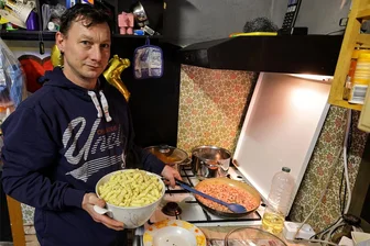 Privater „Jugendklub“: Warum ein Marienberger „Fresspakete“ nach Lichtenstein karrt - Tino Kugler am heimischen Herd: Wenn hier gekocht wird, dann meistens große Mengen. Jetzt gab es eine unerwartete „Hilfslieferung“.