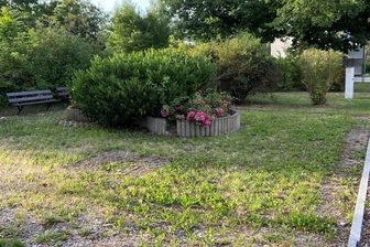Privates Engagement senkt Kosten - Wird ebenfalls insektenfreundlich und zum Lebensraum für einheimische Vögel und Kleintiere umgestaltet: der Park an der Flockenstraße.