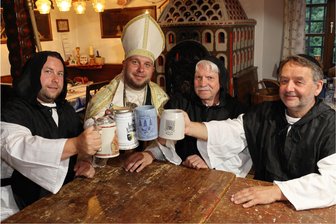 Privates Unternehmen rettet traditionsreiches Klosterfest im Erzgebirge - Steven Köhler, Toni Thormann als Abt, Wolfgang Losert und Detlef Schürer (von links).