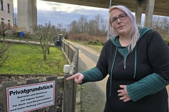 Privatgrundstück: Crimmitschauer Familien sauer über Baufahrzeuge - Nancy Nürk und deren Nachbarfamilie hätten sich seitens der Bahn als Bauherr mehr Informationen gewünscht. Beide ärgern sich, dass plötzlich Baufahrzeuge ihren Privatweg mehr und mehr ramponieren.