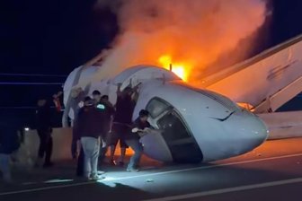 Privatjet stürzt in Texas auf Highway – ein Toter - Private Aufnahmen dokumentieren das Drama: Ersthelfer eilen den Insassen der brennenden Absturzmaschine zu Hilfe. 