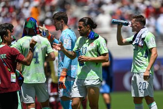 Pro und Contra von Trinkpausen: Kommerz oder Spielerschutz? - Beim Spiel der Schweiz gegen Katar hatte es über 30 Grad Celsius.