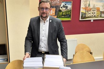 Pro und Contra Windkraft: Stadt Großschirma befragt Einwohner zu geplantem Windpark - Rolf Weigand mit den versandfertigen Briefen zur Einwohnerbefragung in Großschirma.