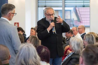Pro und Kontra Kurort-Ehe: So lief die Bürgerversammlung in Bad Elster - Pfarrer Stefan Schwarzenberg meldete sich in der Einwohnerversammlung zu Wort und warb um Vertrauen für eine Eingemeindung. Auch sollte zwischen Fakten und Gefühlen unterschieden werden, sagte er.