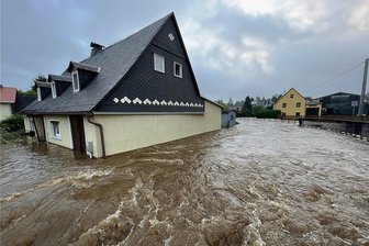 Pro und Kontra: Versicherungspflicht für Elementarschäden? - Haus unter: Diesmal traf es unter anderem Ostsachsen - hier Neukirch im Landkreis Bautzen. 