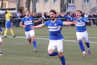 Pro und Kontra: Wäre der VfB Empor Glauchau bereit für den Sprung in die Fußball-Oberliga? - Mit dem Einzug ins Pokalhalbfinale – hier im Bild der 3:2-Siegtorschütze Marian Albustin im Viertelfinale gegen Dresden Laubegast –gelang Glauchau in dieser Saison bereits ein großer Erfolg. Am Sonntag können sie in Dresden in der Liga einen Titel einheimsen.