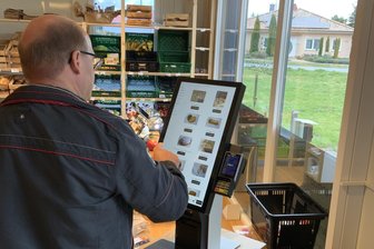 Pro und Kontra zum 24/7-Laden in Langenau: Riesen-Chance oder Abo-Falle? - Ein Mann zahlt an einer Selbstbedienungskasse in einem 24/7-Laden. Hat solch ein Modell in Langenau eine Chance?