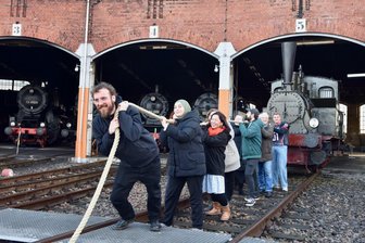 Probe für den Start ins Kulturhauptstadt-Jahr: Zwölf Leute bewegen eine 20-Tonnen-Lok - Probeziehen am Schauplatz Eisenbahn am Mittwoch.